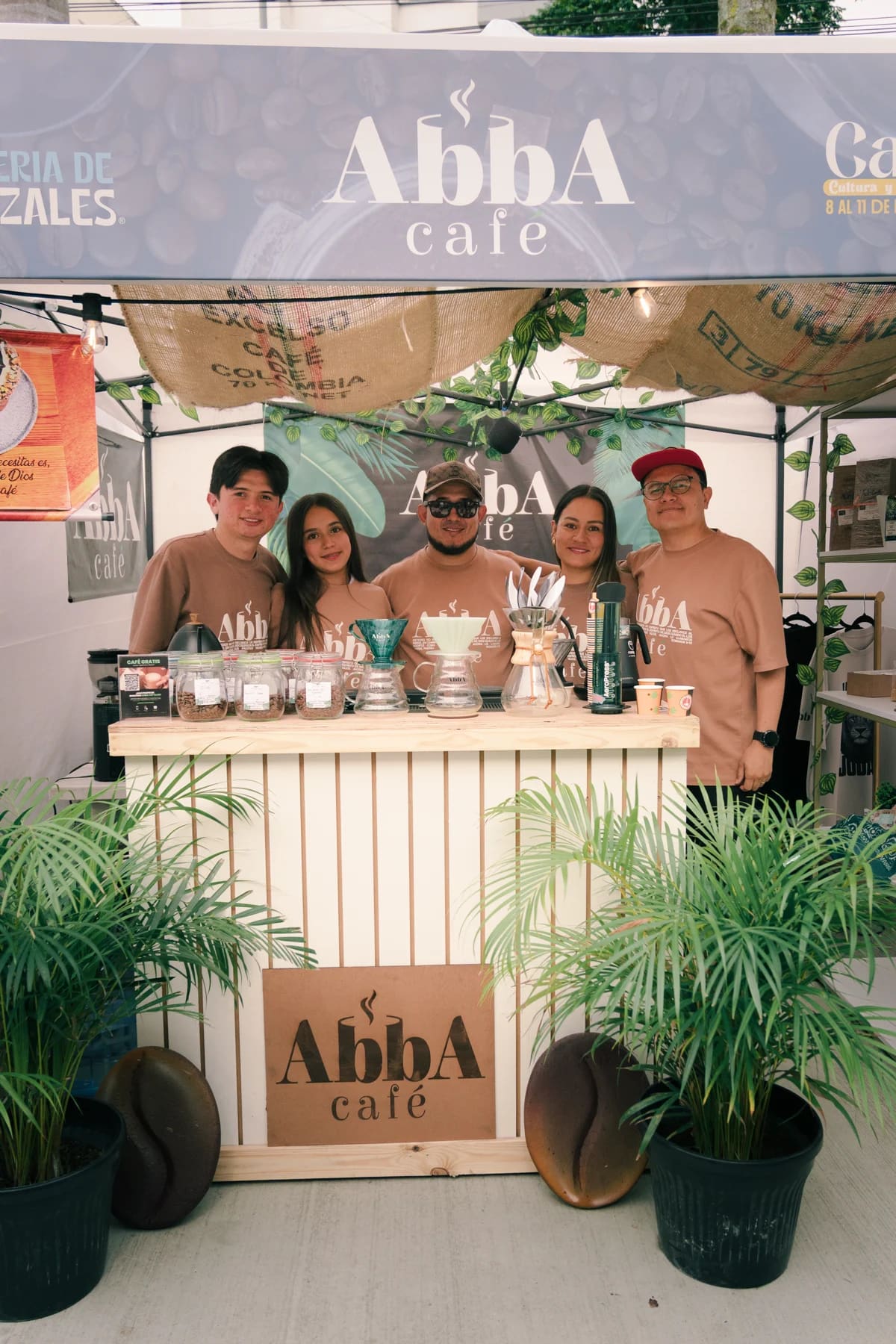 Equipo de Abba Café tras el stand con la carpa de la marca en un evento